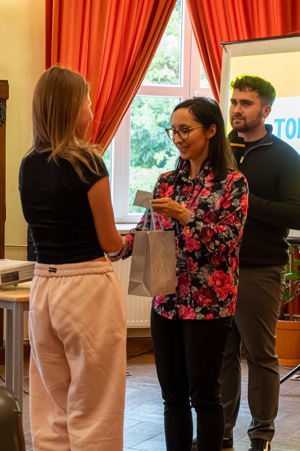 Zdjęcie DZIEŃ JĘZYKÓW OBCYCH 26.09.2025 (25 z 34)c05da111-2677-492b-818b-110d64d3e356.jpg w galerii Europejski Dzień Języków (26.09.2025)